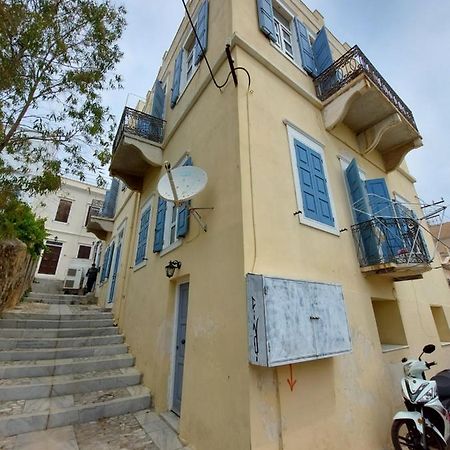 Artemis Ermoupoli Centre Appartement Pour Petit Budget Backpackers Bagian luar foto