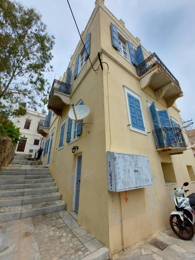 Artemis Ermoupoli Centre Appartement Pour Petit Budget Backpackers Bagian luar foto