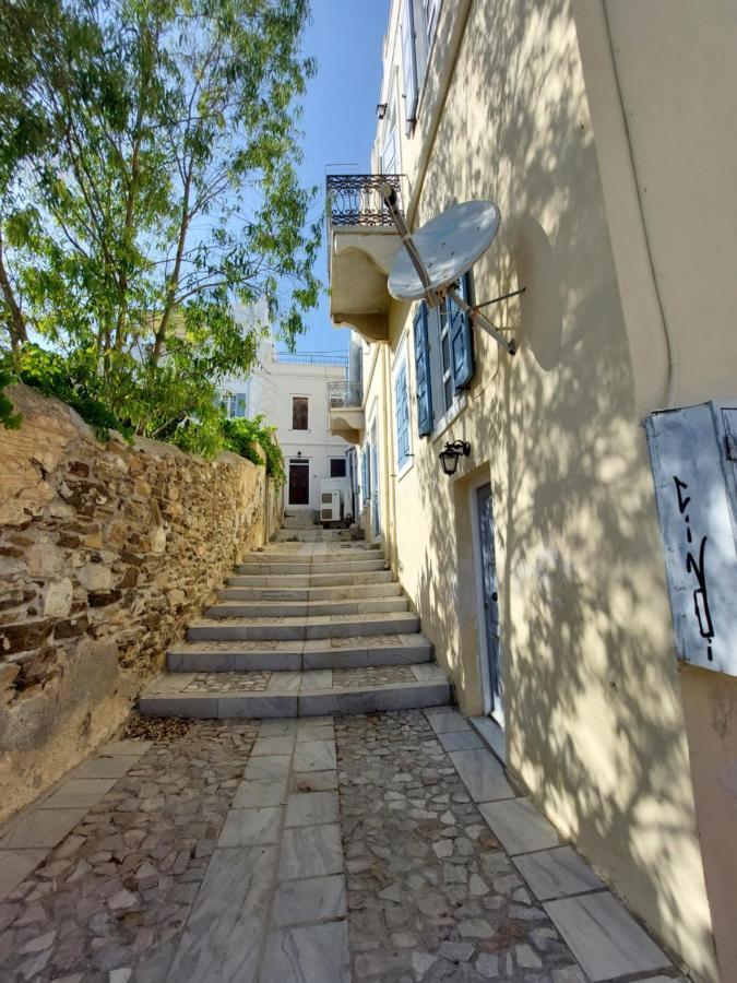 Artemis Ermoupoli Centre Appartement Pour Petit Budget Backpackers Bagian luar foto